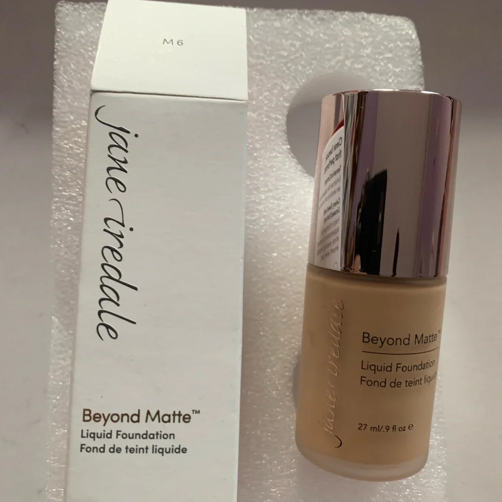 Jane Iredale Beyond Matte Liquid Foundation - Light to medium shade M6